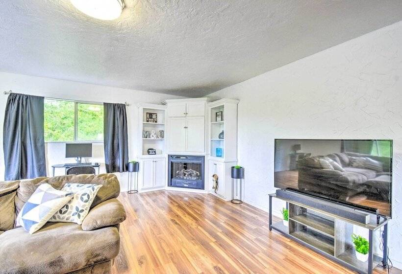 Bremerton Home: 2 Mi To Bremerton Boardwalk!