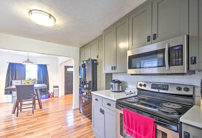 Bremerton Home: 2 Mi To Bremerton Boardwalk!