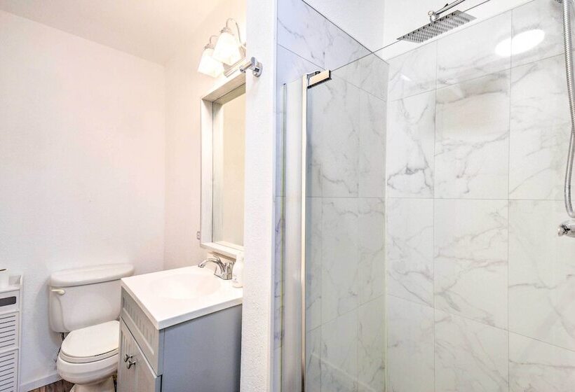 Bremerton Home: 2 Mi To Bremerton Boardwalk!