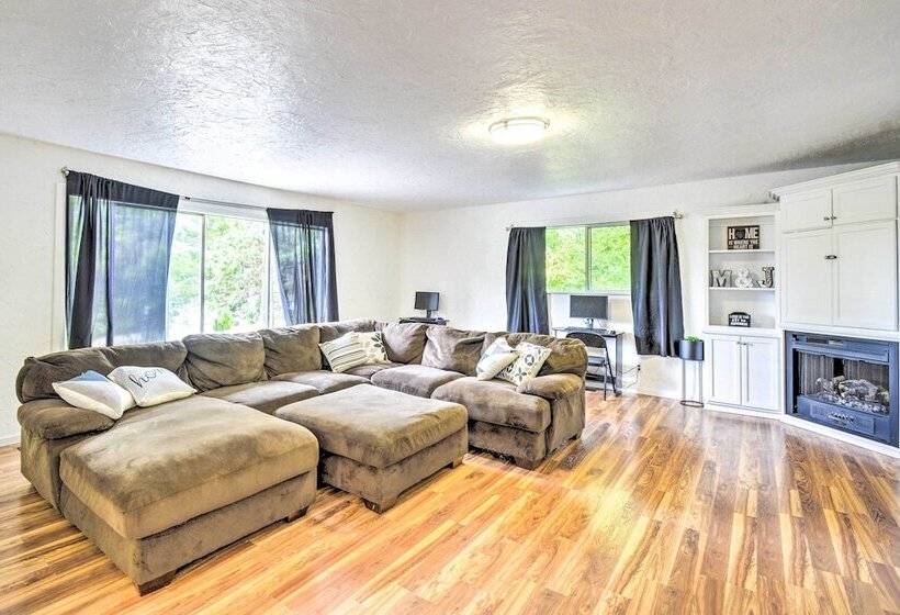 Bremerton Home: 2 Mi To Bremerton Boardwalk!