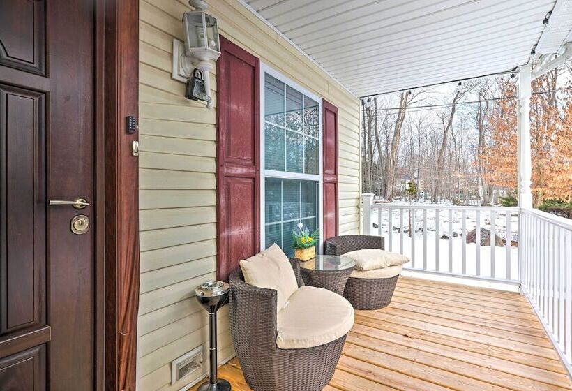 Bright Tobyhanna Home W/ Hot Tub & Fire Pit!