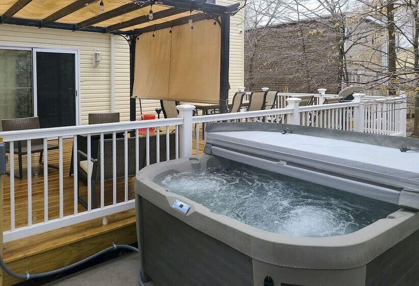 Bright Tobyhanna Home W/ Hot Tub & Fire Pit!