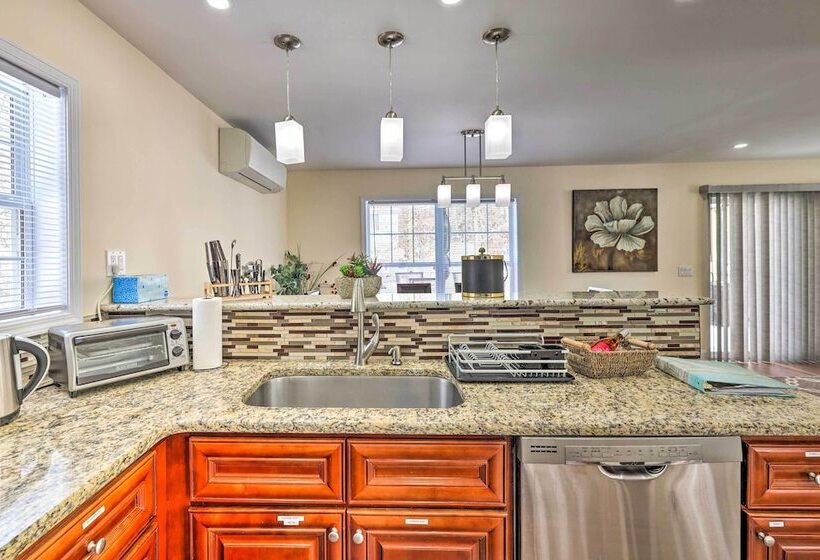 Bright Tobyhanna Home W/ Hot Tub & Fire Pit!