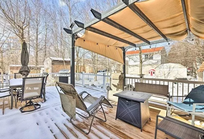 Bright Tobyhanna Home W/ Hot Tub & Fire Pit!
