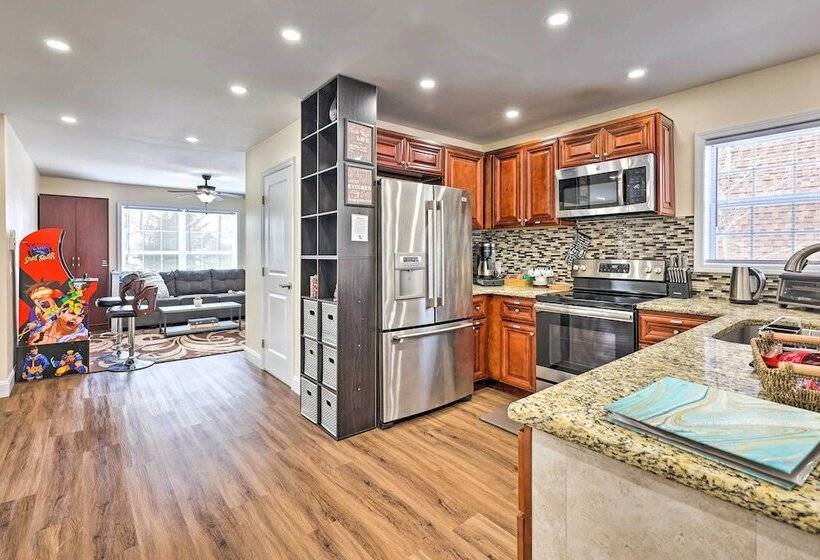 Bright Tobyhanna Home W/ Hot Tub & Fire Pit!