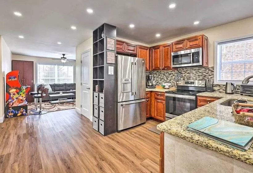 Bright Tobyhanna Home W/ Hot Tub & Fire Pit!