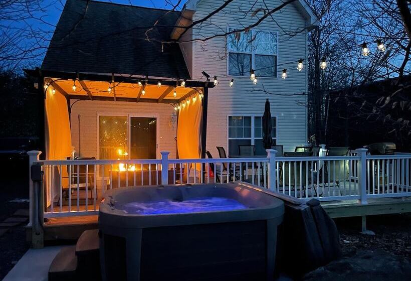 Bright Tobyhanna Home W/ Hot Tub & Fire Pit!