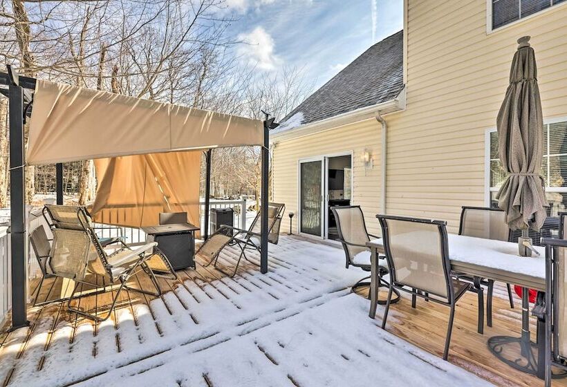Bright Tobyhanna Home W/ Hot Tub & Fire Pit!