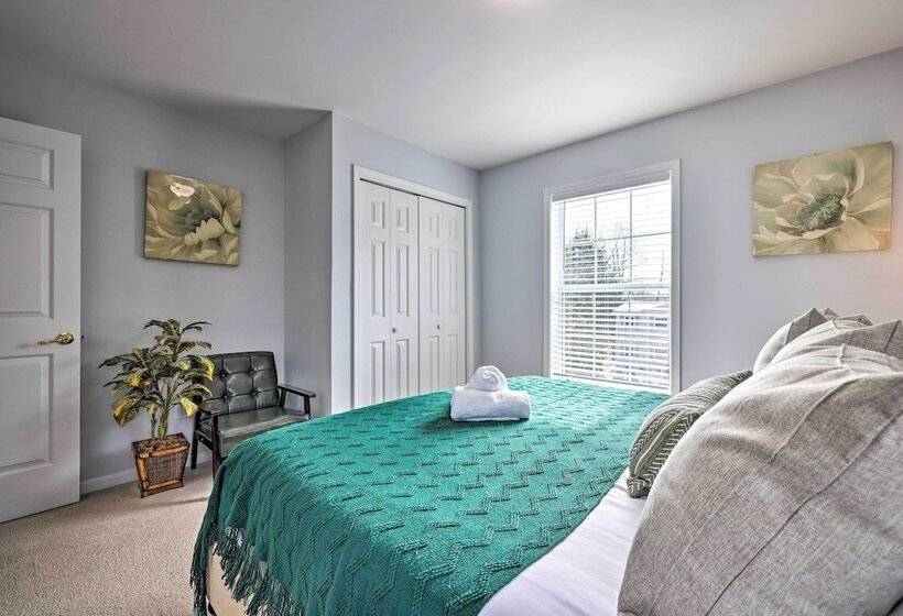 Bright Tobyhanna Home W/ Hot Tub & Fire Pit!