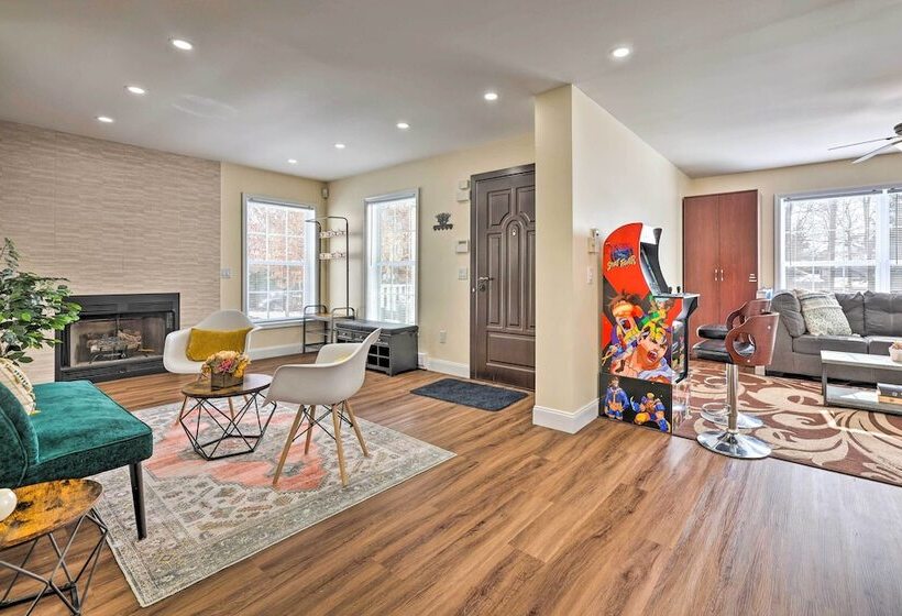 Bright Tobyhanna Home W/ Hot Tub & Fire Pit!