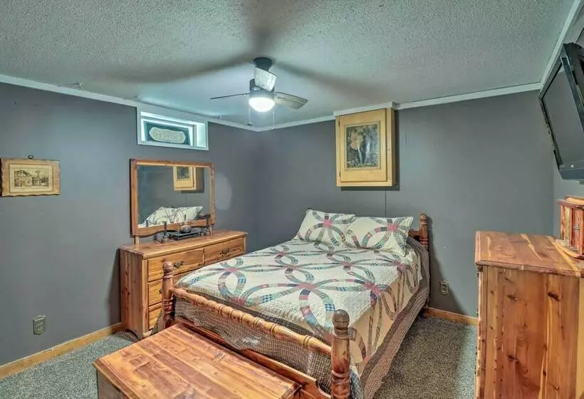 Charming Cabin In Mountain View W/ Deck!