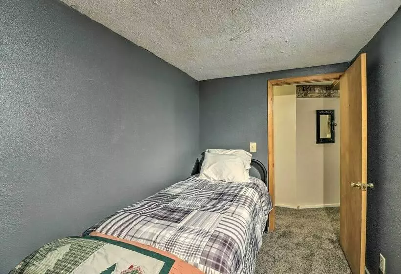 Charming Cabin In Mountain View W/ Deck!