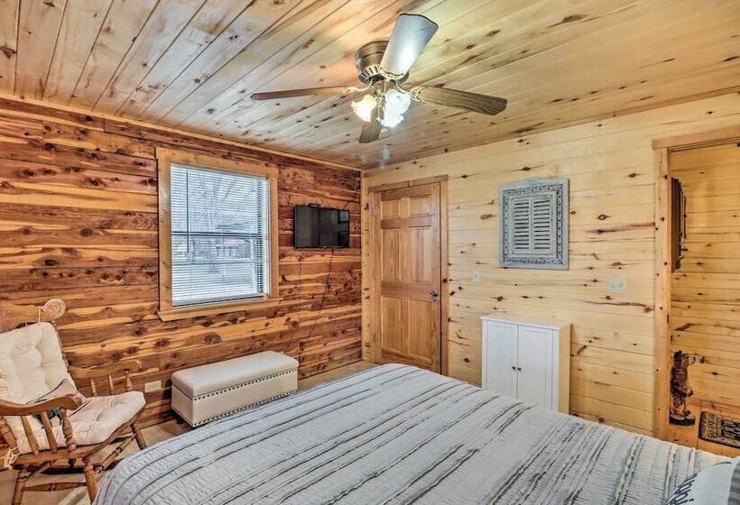 Charming Mountain View Cabin ~ 8 Mi To Dtwn!