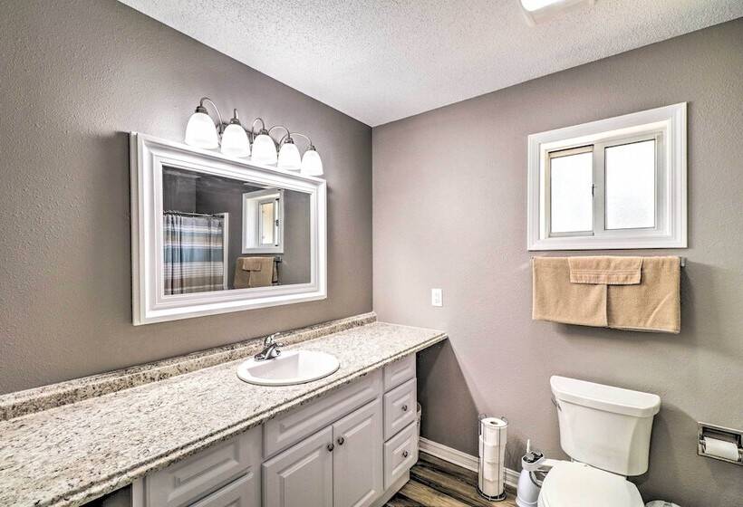 Charming Retreat < 2 Mi To Cranfield Marina!