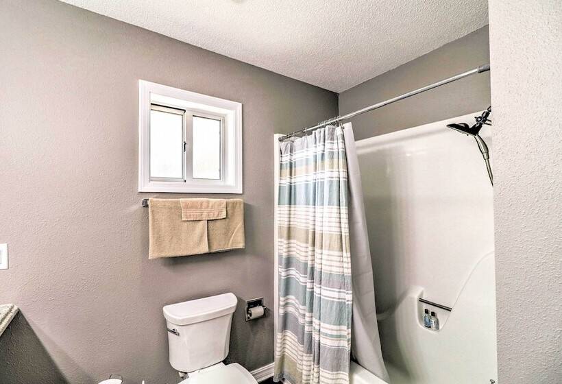 Charming Retreat < 2 Mi To Cranfield Marina!