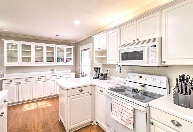 Charming Retreat < 2 Mi To Cranfield Marina!