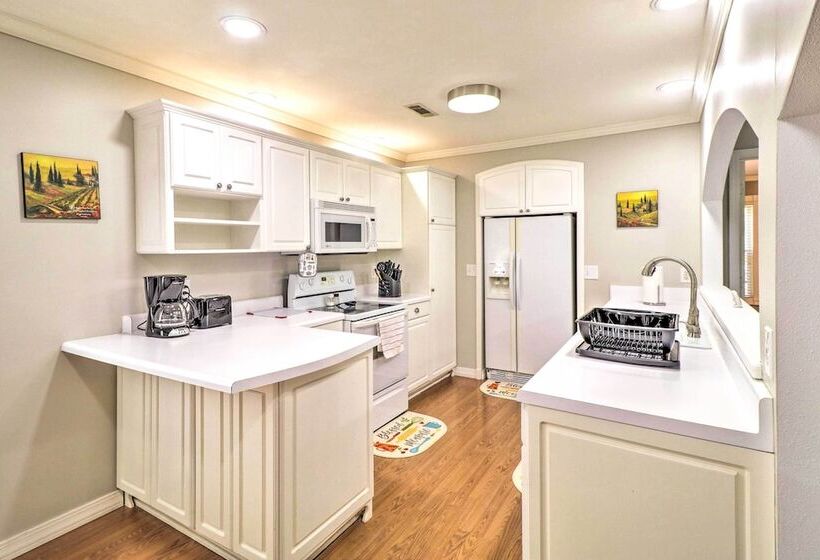 Charming Retreat < 2 Mi To Cranfield Marina!