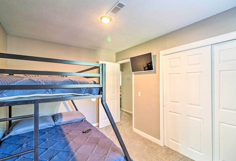 Charming Retreat < 2 Mi To Cranfield Marina!