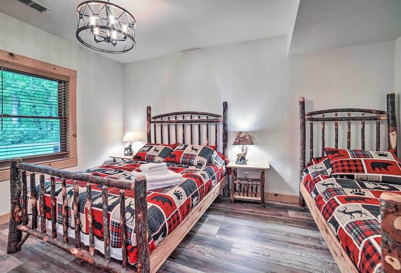 Classy Home W/ Hot Tub: 2 Mi To Lake Access!