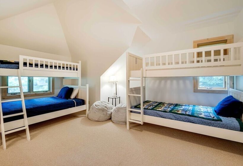 Cozy Getaway: Private Hot Tub, Near Skiing!