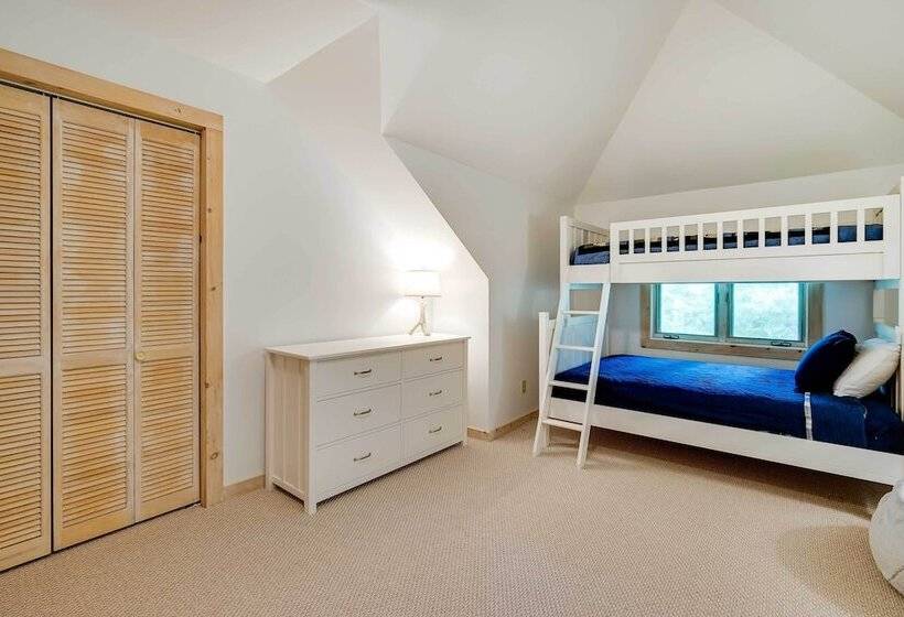 Cozy Getaway: Private Hot Tub, Near Skiing!