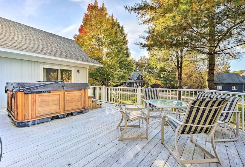 Cozy Getaway: Private Hot Tub, Near Skiing!