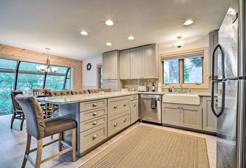 Cozy Getaway: Private Hot Tub, Near Skiing!