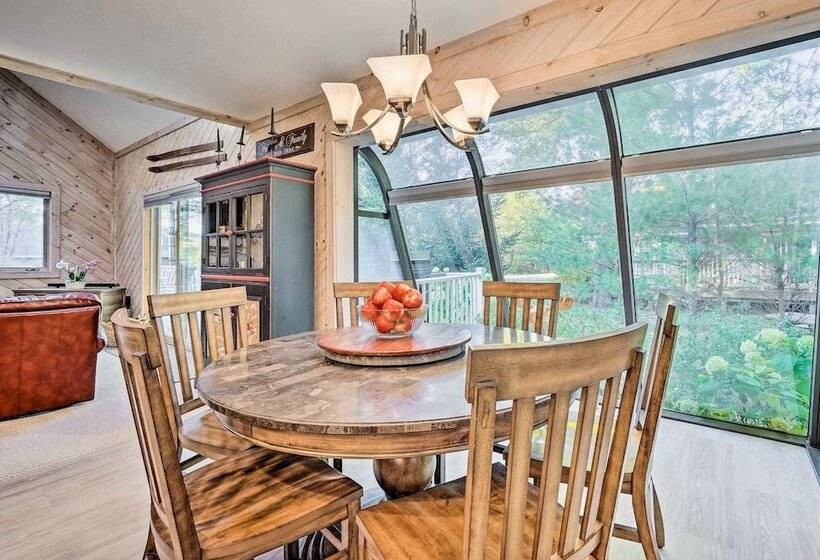 Cozy Getaway: Private Hot Tub, Near Skiing!