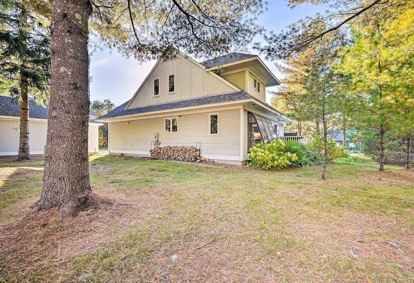Cozy Getaway: Private Hot Tub, Near Skiing!