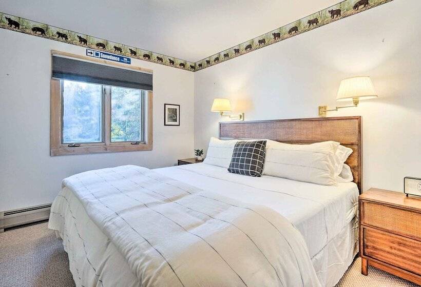 Cozy Getaway: Private Hot Tub, Near Skiing!