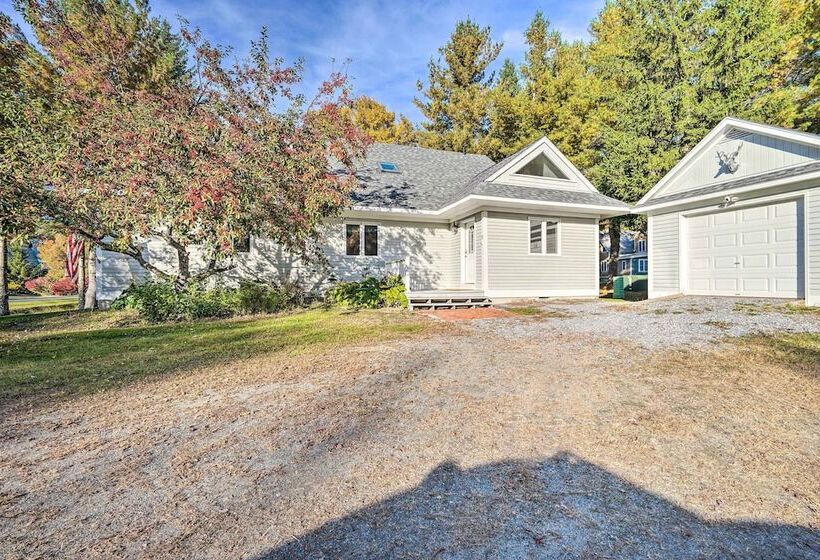 Cozy Getaway: Private Hot Tub, Near Skiing!