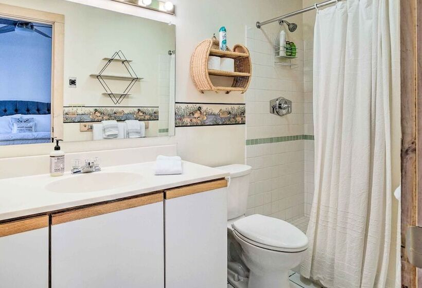 Cozy Getaway: Private Hot Tub, Near Skiing!