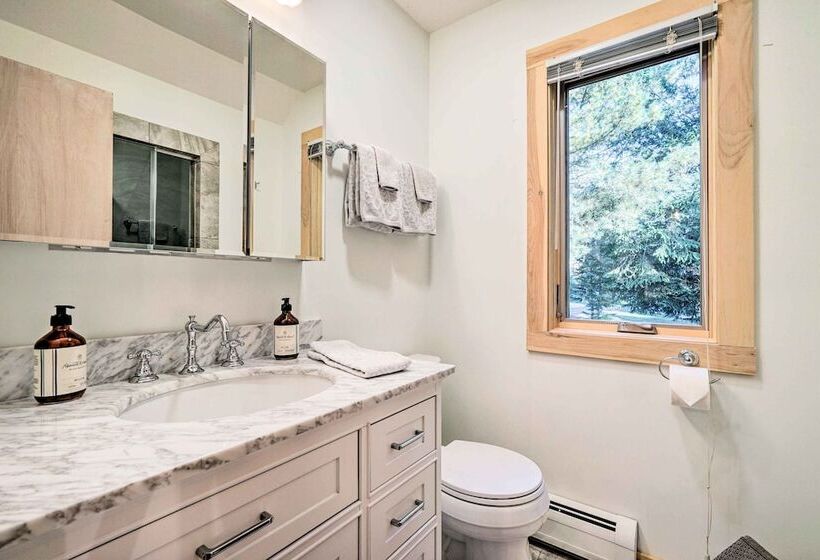 Cozy Getaway: Private Hot Tub, Near Skiing!