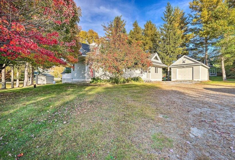 Cozy Getaway: Private Hot Tub, Near Skiing!