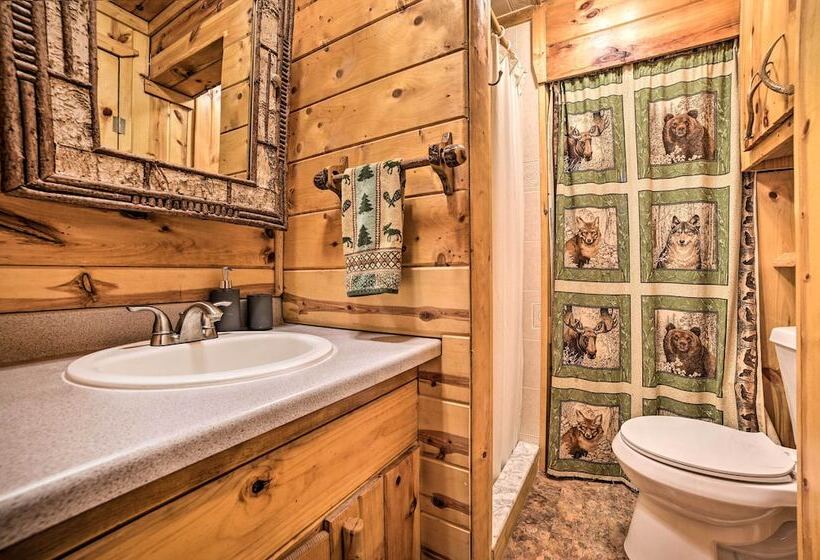 Cozy & Rustic Cottage With Houghton Lake Access!