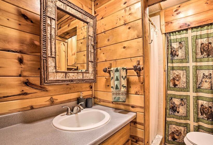 Cozy & Rustic Cottage With Houghton Lake Access!