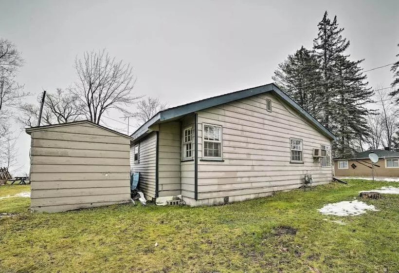 Cozy & Rustic Cottage With Houghton Lake Access!