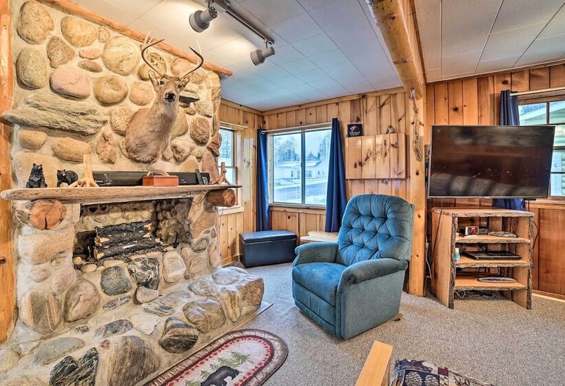 Cozy & Rustic Cottage With Houghton Lake Access!