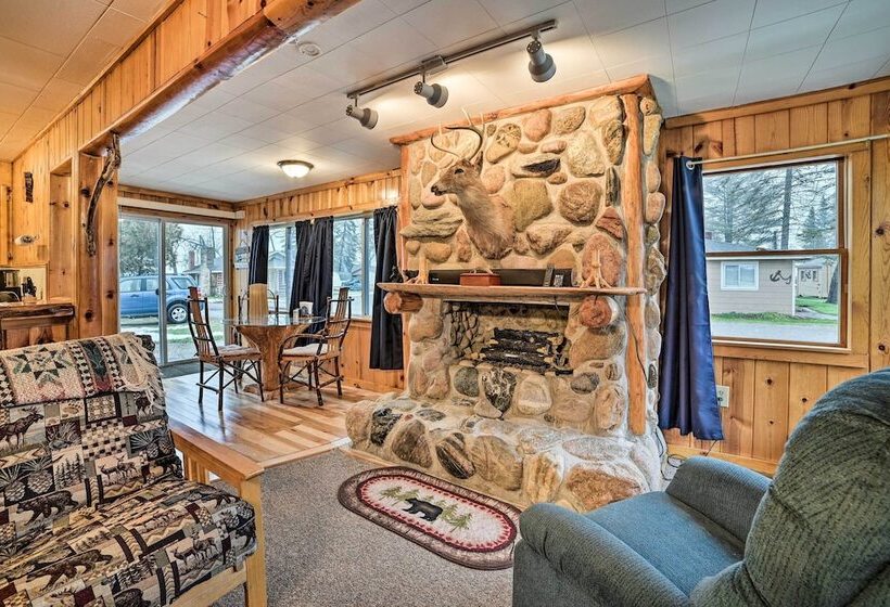 Cozy & Rustic Cottage With Houghton Lake Access!