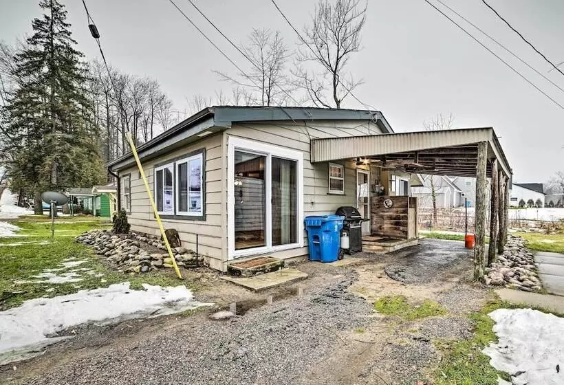 Cozy & Rustic Cottage With Houghton Lake Access!