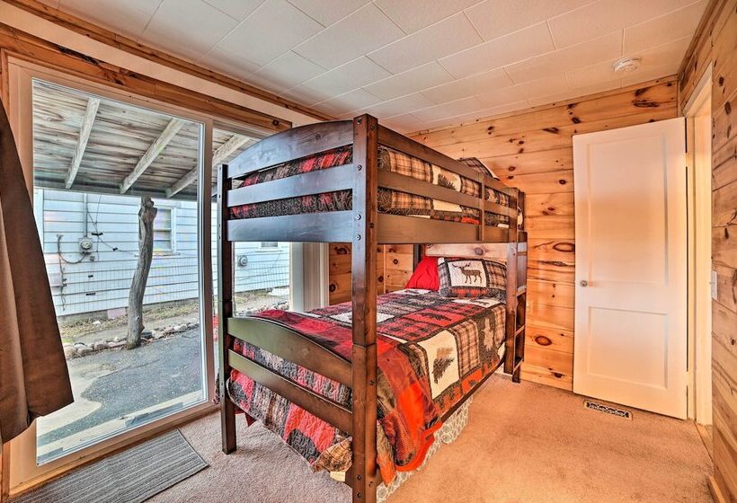 Cozy & Rustic Cottage With Houghton Lake Access!