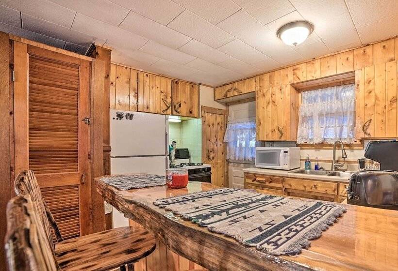 Cozy & Rustic Cottage With Houghton Lake Access!