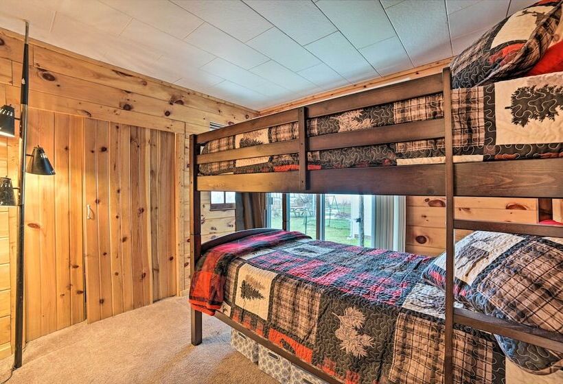 Cozy & Rustic Cottage With Houghton Lake Access!