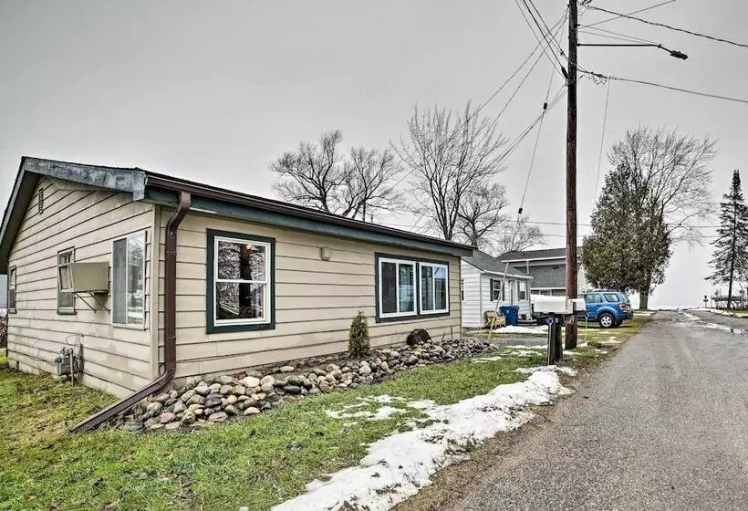 Cozy & Rustic Cottage With Houghton Lake Access!