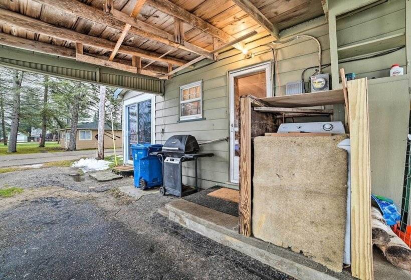 Cozy & Rustic Cottage With Houghton Lake Access!