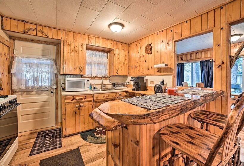Cozy & Rustic Cottage With Houghton Lake Access!