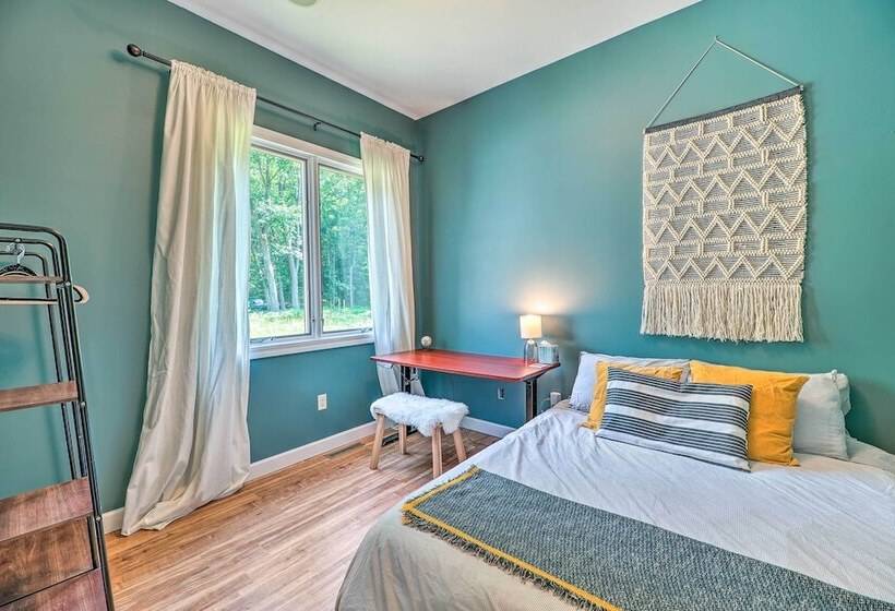 Cozy Whitehall Hideaway W/ Hot Tub + Chiminea!