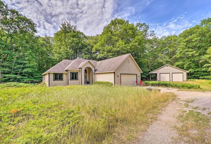 Cozy Whitehall Hideaway W/ Hot Tub + Chiminea!