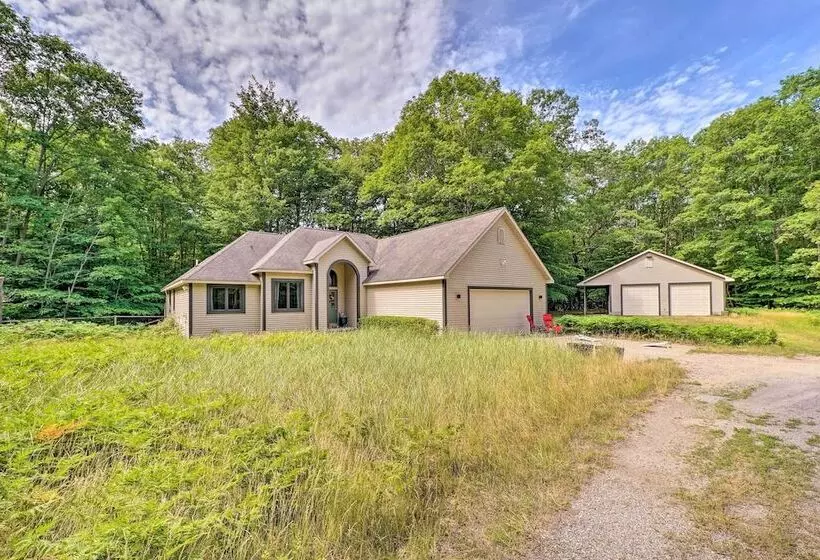 Cozy Whitehall Hideaway W/ Hot Tub + Chiminea!