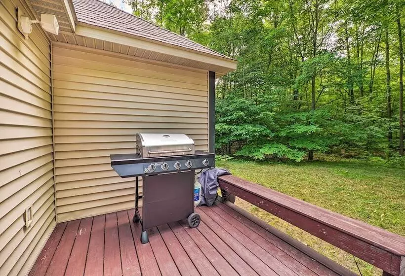Cozy Whitehall Hideaway W/ Hot Tub + Chiminea!
